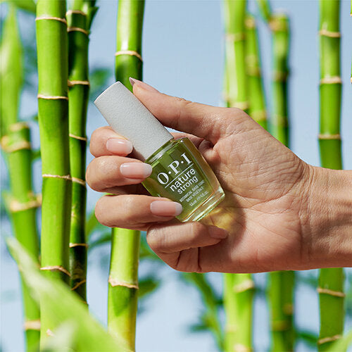A "Nature Strong Botanical Base Coat" természetes alapozó formula, amely 2 az 1-ben funkcióval rendelkezik.